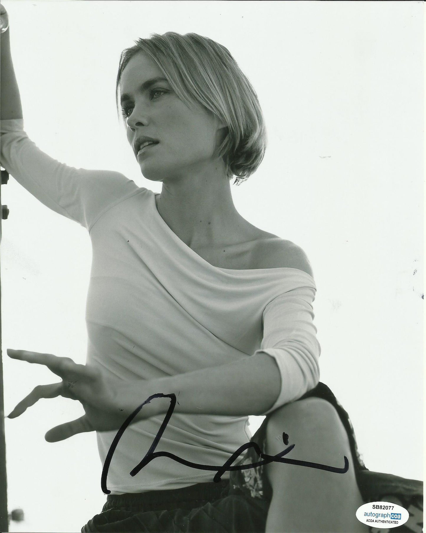 RADHA MITCHELL SIGNED SEXY 10X8 PHOTO (1) ALSO ACOA