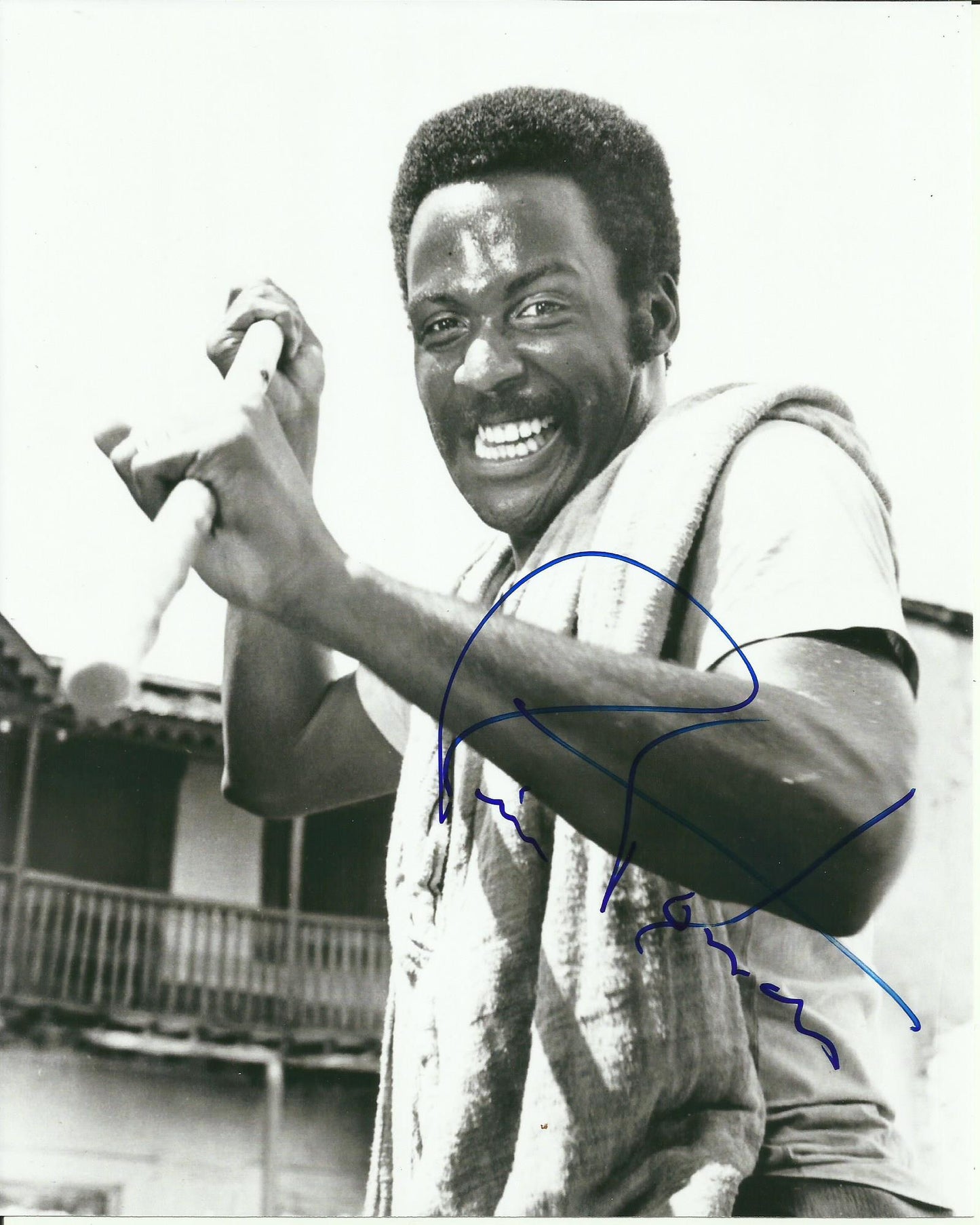 RICHARD ROUNDTREE SIGNED SHAFT 8X10 PHOTO