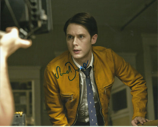 SAMUEL BARNETT SIGNED DIRK GENTLY 8X10 PHOTO (1)