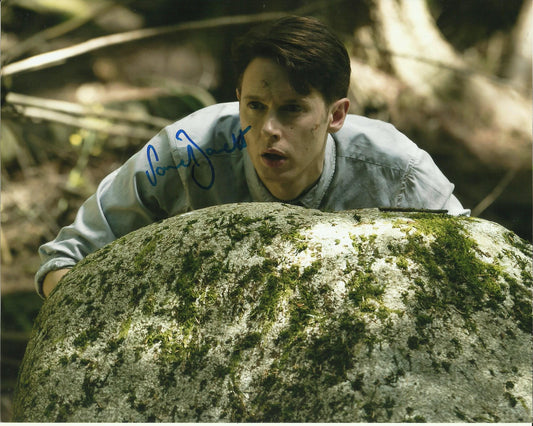 SAMUEL BARNETT SIGNED DIRK GENTLY 8X10 PHOTO (2)