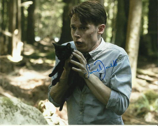 SAMUEL BARNETT SIGNED DIRK GENTLY 8X10 PHOTO (3)