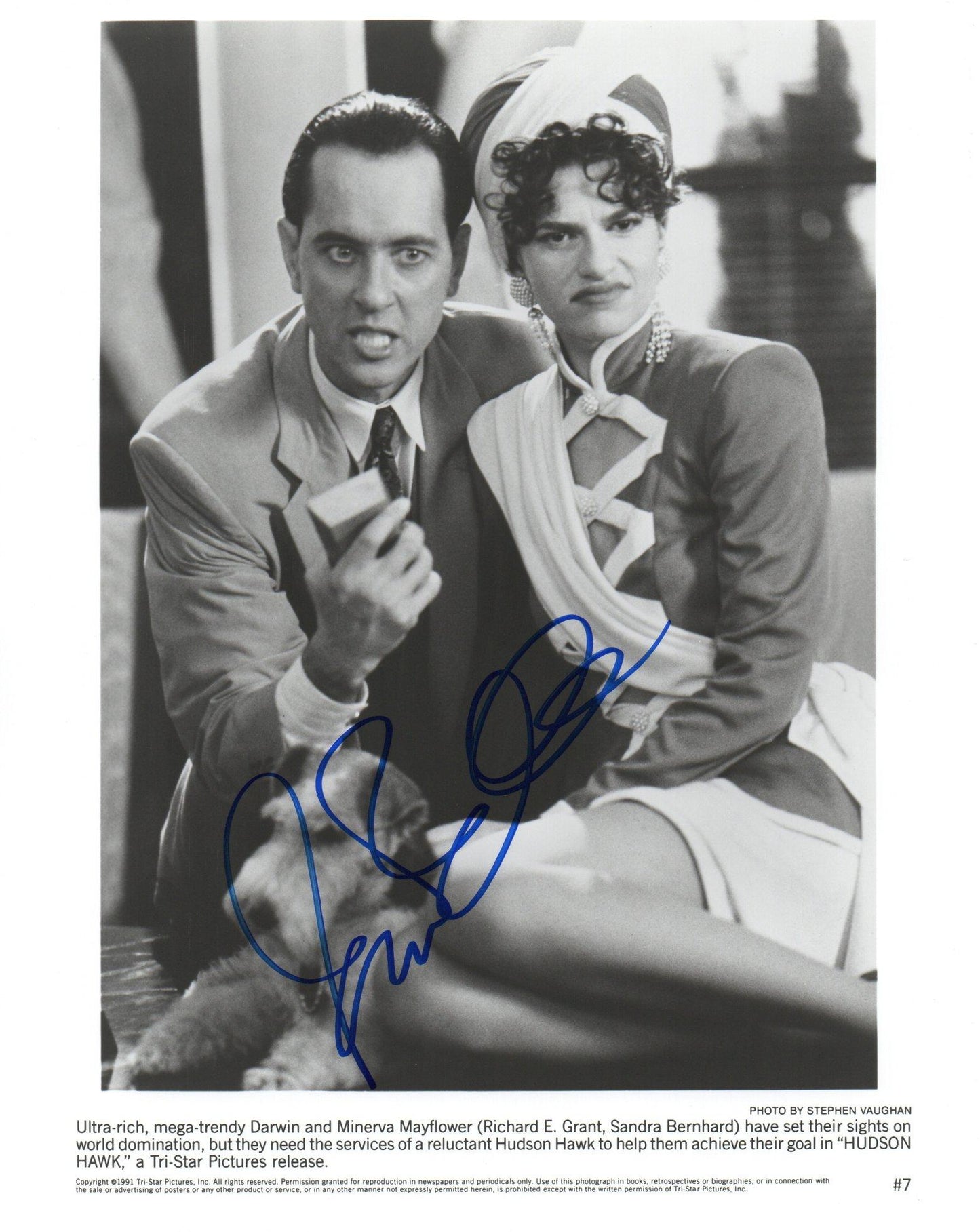 SANDRA BERNHARD SIGNED HUDSON HAWK 10X8 PHOTO (1)