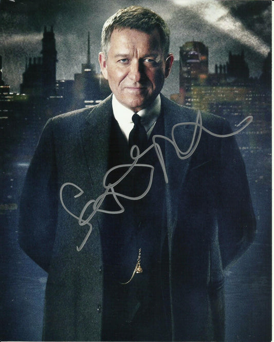 SEAN PERTWEE SIGNED GOTHAM 8X10 PHOTO (4)