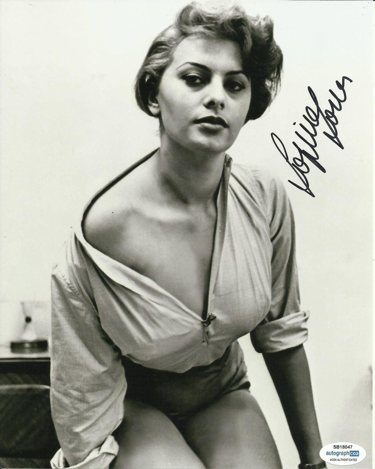 SOPHIA LOREN SIGNED SEXY 10X8 PHOTO (1) ALSO ACOA CERTIFIED