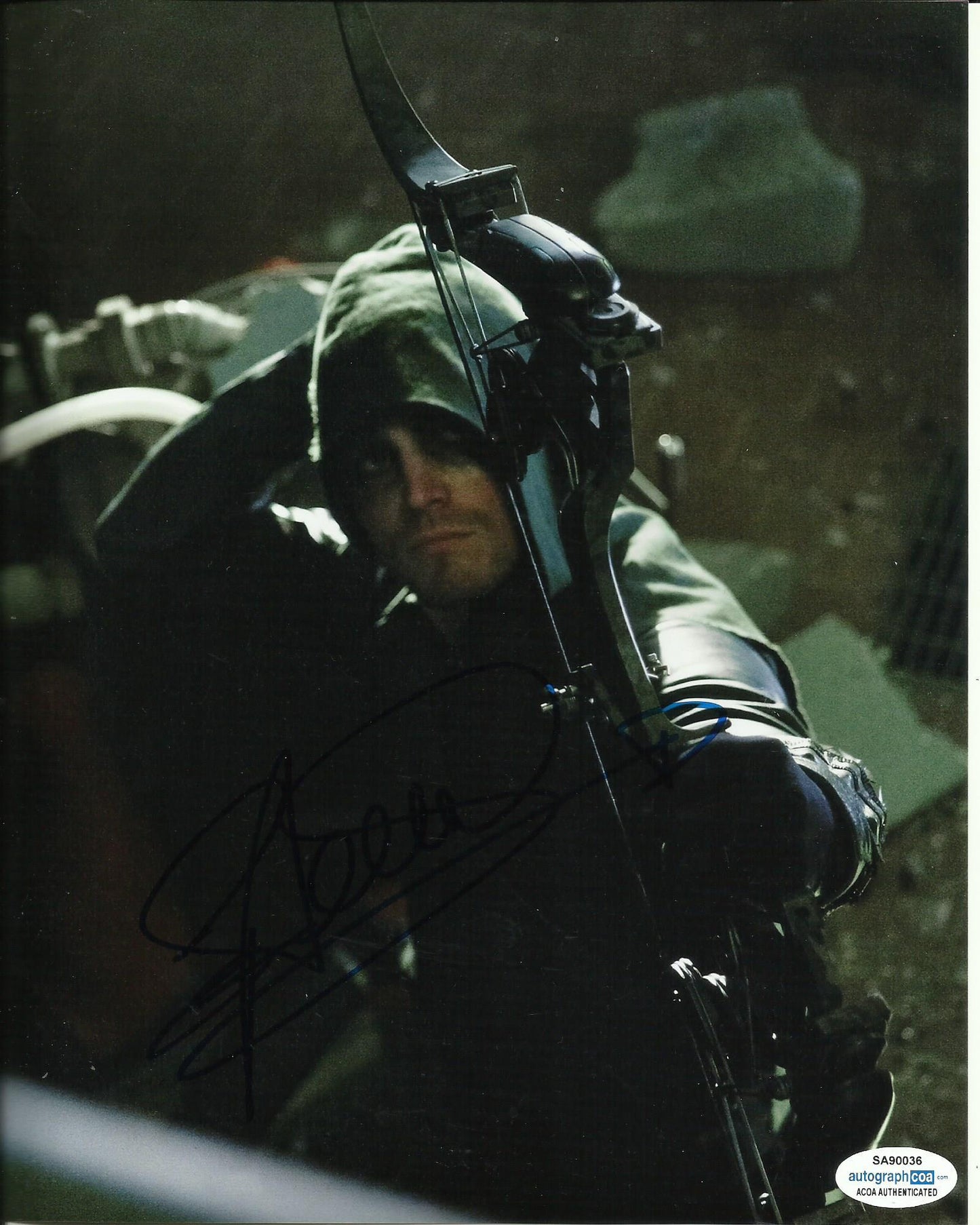 STEPHEN AMELL SIGNED ARROW 8X10 PHOTO (8) ALSO ACOA CERTIFIED