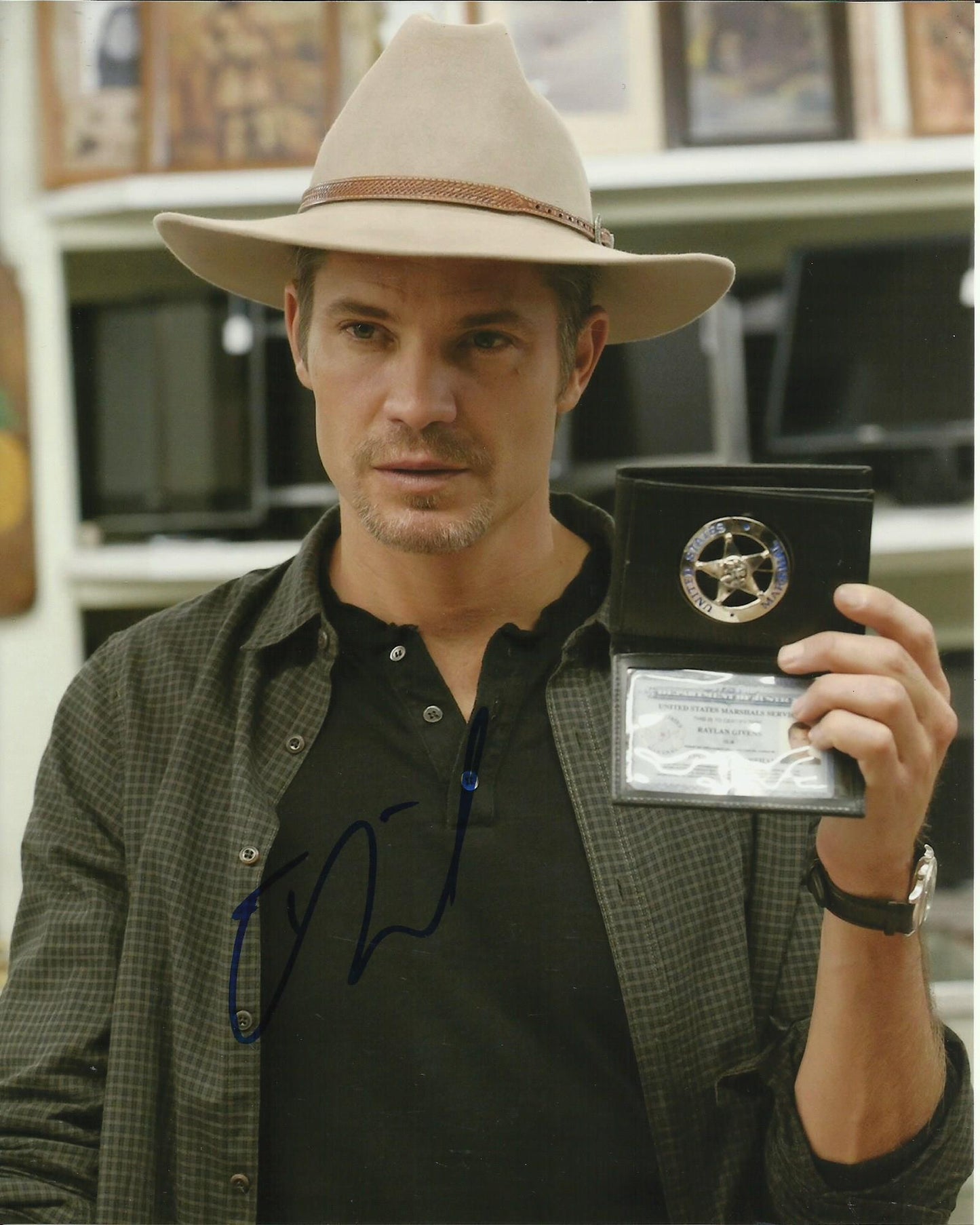 TIMOTHY OLYPHANT SIGNED JUSTIFIED 8X10 PHOTO (2)