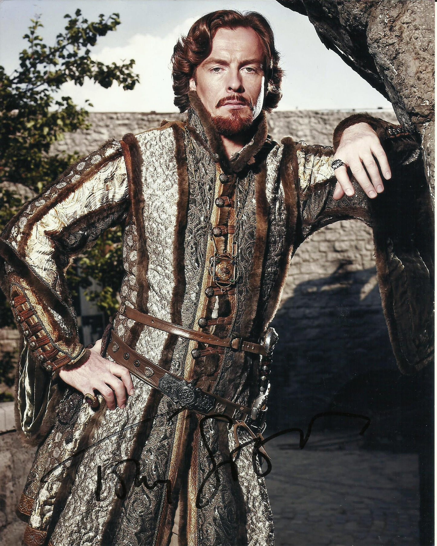 TOBY STEPHENS SIGNED ROBIN HOOD 8X10 PHOTO (1)