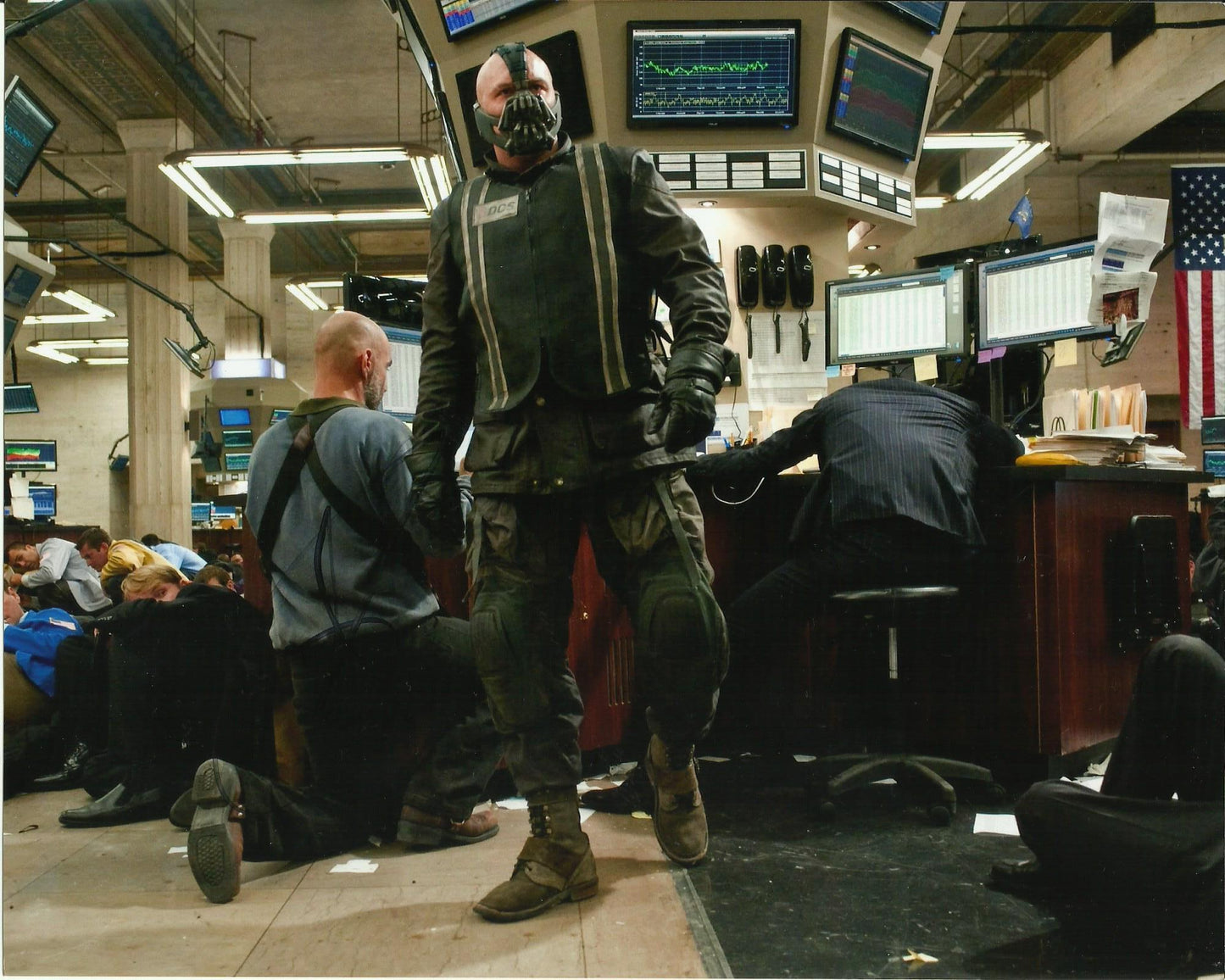 TOM HARDY SIGNED THE DARK KNIGHT RISES 8X10 PHOTO (1)
