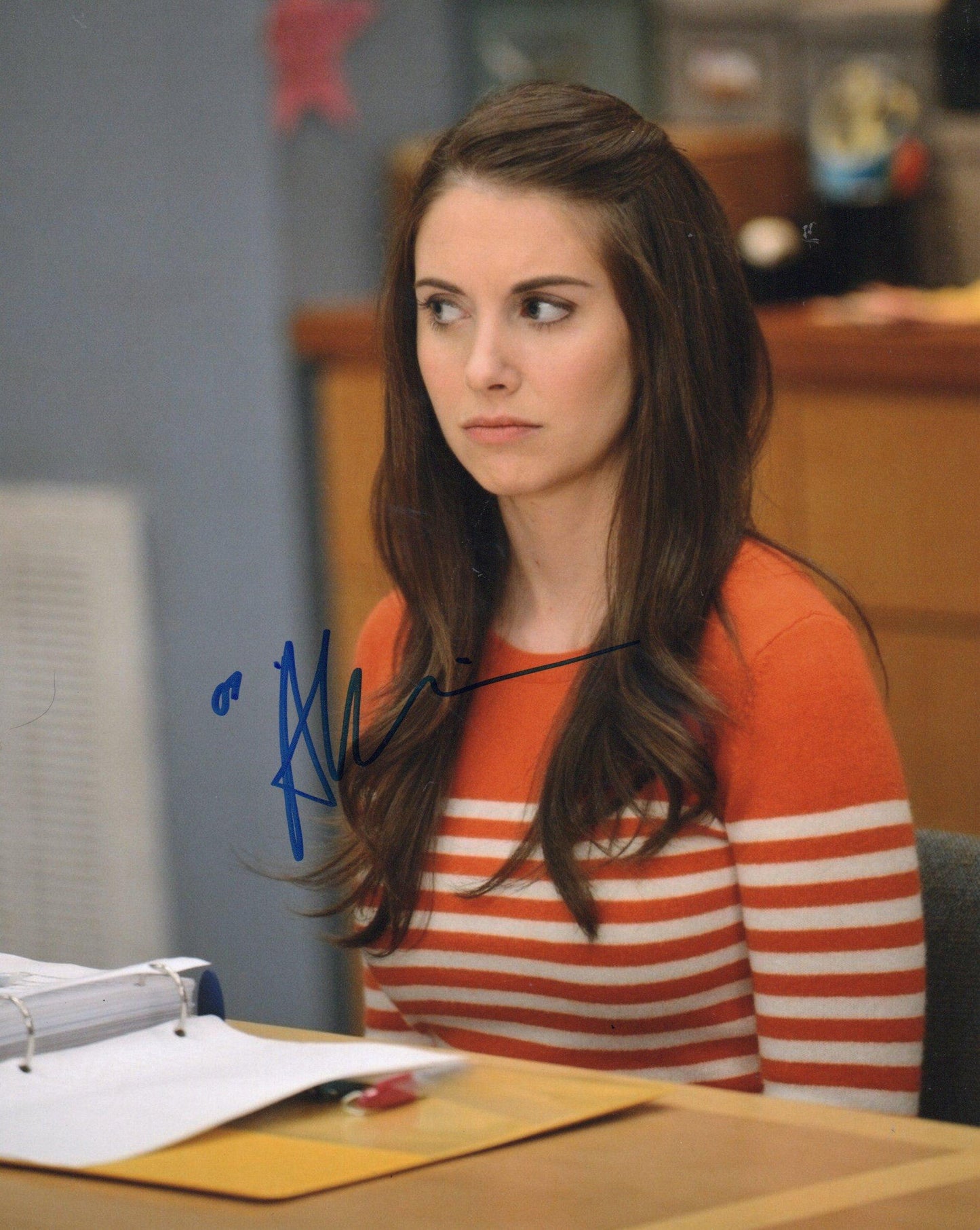 ALISON BRIE SIGNED COMMUNITY 10X8 PHOTO (2)