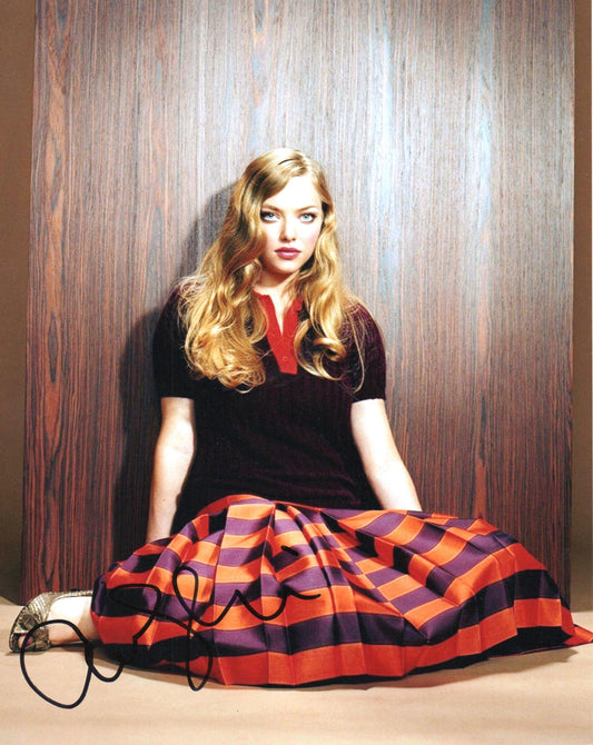 AMANDA SEYFRIED SIGNED SEXY 10X8 PHOTO (6)