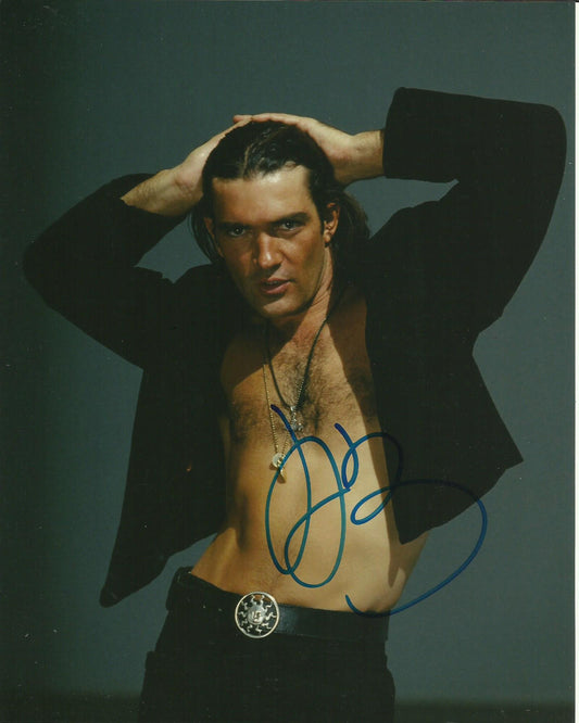 ANTONIO BANDERAS SIGNED COOL 8X10 PHOTO (1)