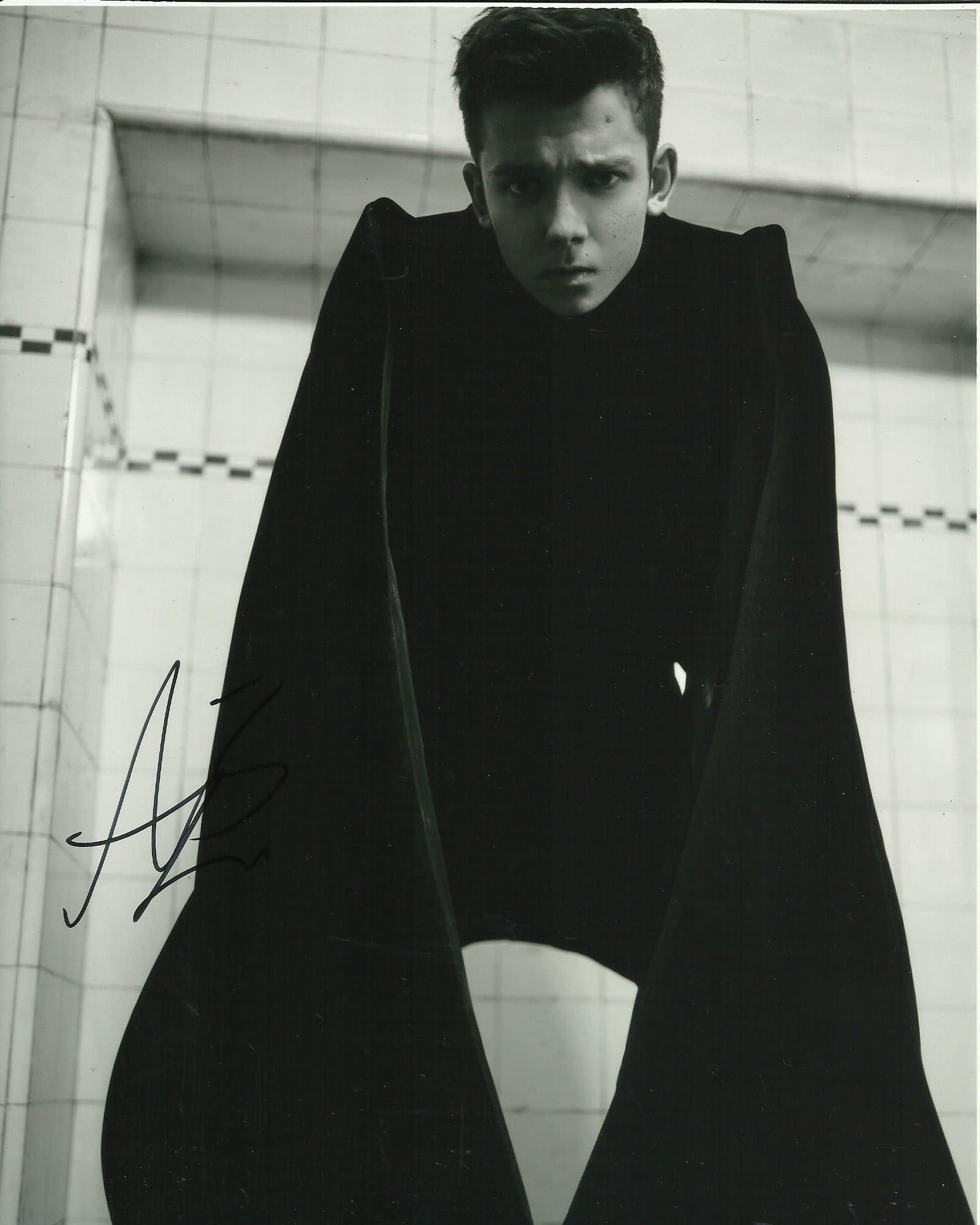 ASA BUTTERFIELD SIGNED COOL 8X10 PHOTO (2)