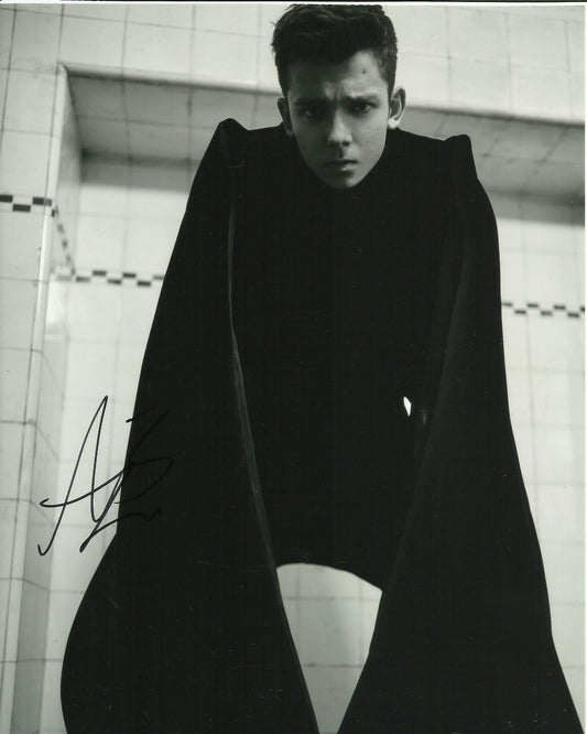 ASA BUTTERFIELD SIGNED COOL 8X10 PHOTO (2)