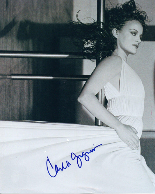 CARLA GUGINO SIGNED SEXY 10X8 PHOTO (2)