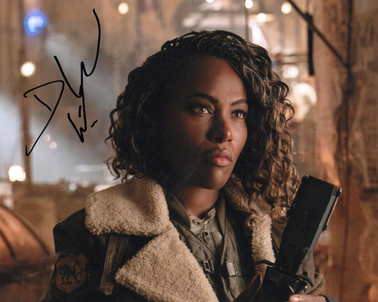 DEWANDA WISE SIGNED JURASSIC WORLD DOMINION 10X8 PHOTO (1)