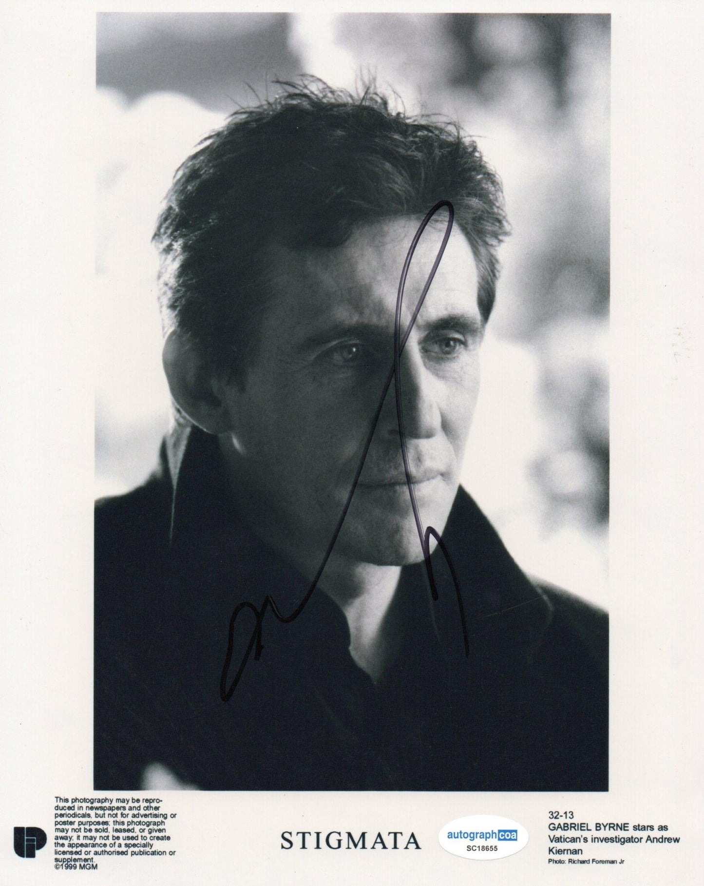 GABRIEL BYRNE SIGNED STIGMATA 10X8 PHOTO (1) ALSO ACOA