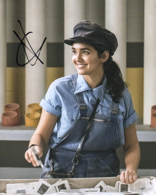 GERALDINE VISWANATHAN SIGNED MIRACLE WORKERS 10X8 PHOTO (5)