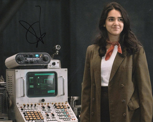 GERALDINE VISWANATHAN SIGNED MIRACLE WORKERS 10X8 PHOTO (6)