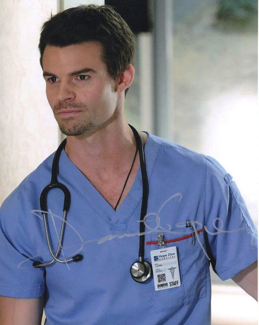 DANIEL GILLIES SIGNED SAVING HOPE 8X10 PHOTO (2)