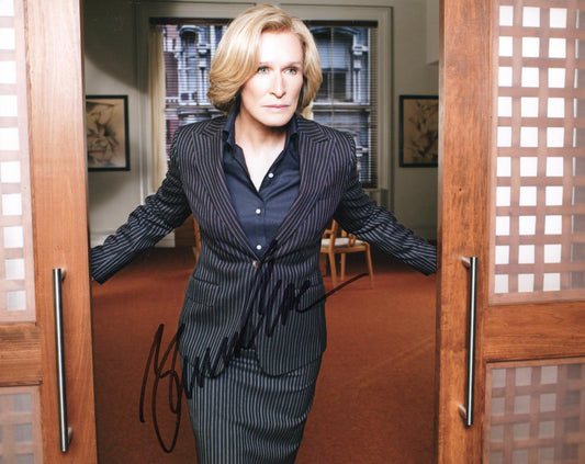 GLENN CLOSE SIGNED 10X8 PHOTO (2)