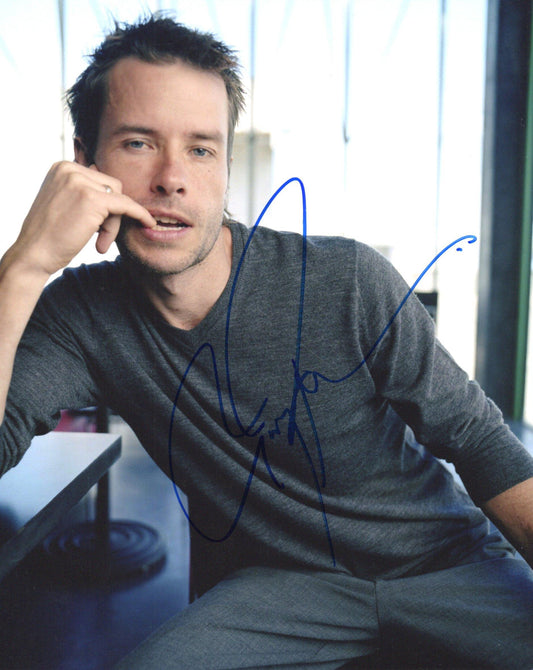 GUY PEARCE SIGNED 8X10 PHOTO