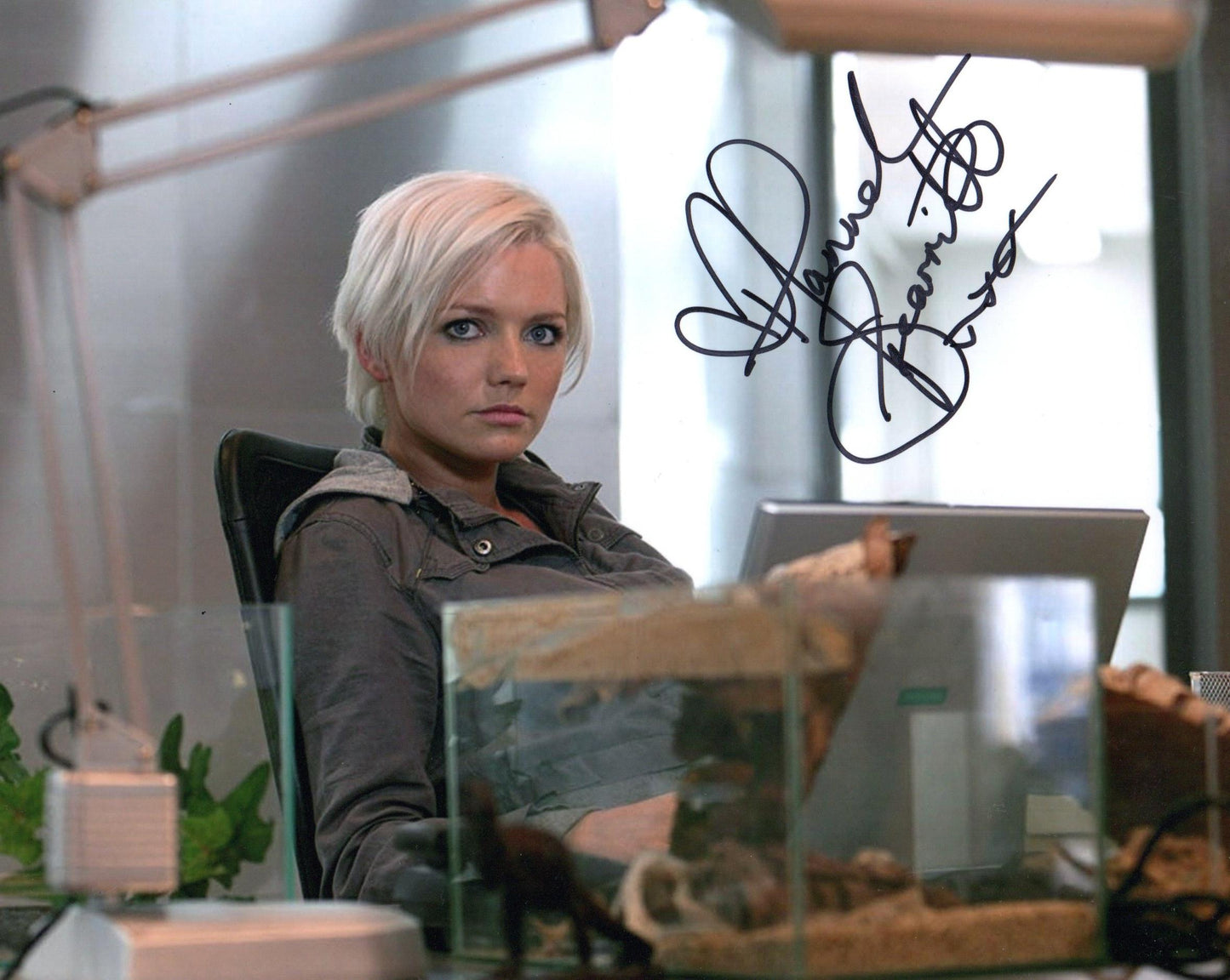 HANNAH SPEARRITT SIGNED PRIMEVAL 10X8 PHOTO (2)