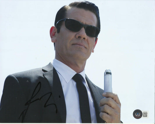 JOSH BROLIN SIGNED MEN IN BLACK 10X8 PHOTO (2) ALSO BECKETTS COA