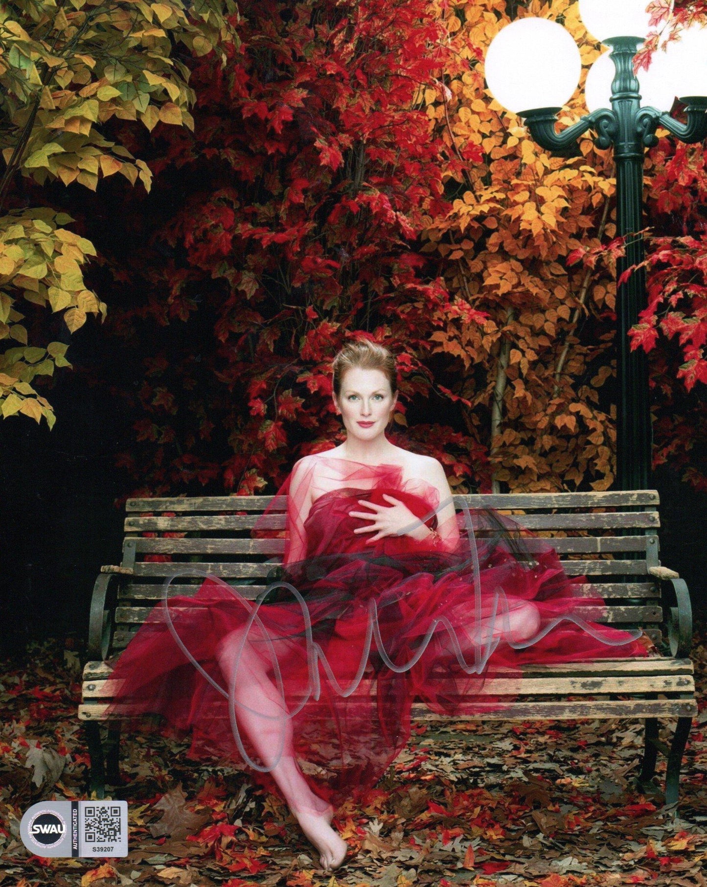 JULIANNE MOORE SIGNED SEXY 10X8 PHOTO (1) ALSO SWAU