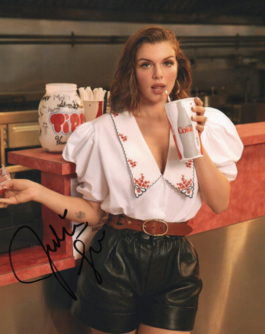 JULIA FOX SIGNED SEXY 10X8 PHOTO (1)