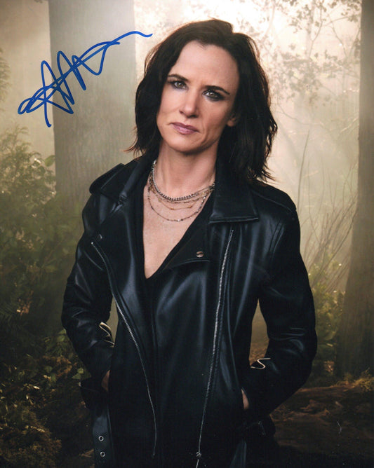 JULIETTE LEWIS SIGNED YELLOWJACKETS 10X8 PHOTO (1)