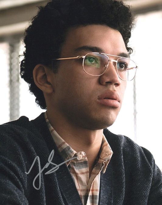 JUSTICE SMITH SIGNED COOL 10X8 PHOTO (1)