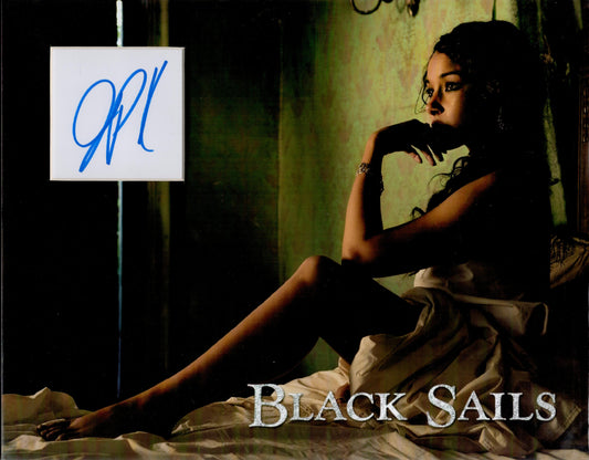 JESSICA PARKER KENNEDY SIGNED 14X11 BLACK SAILS PHOTO MOUNT (1)