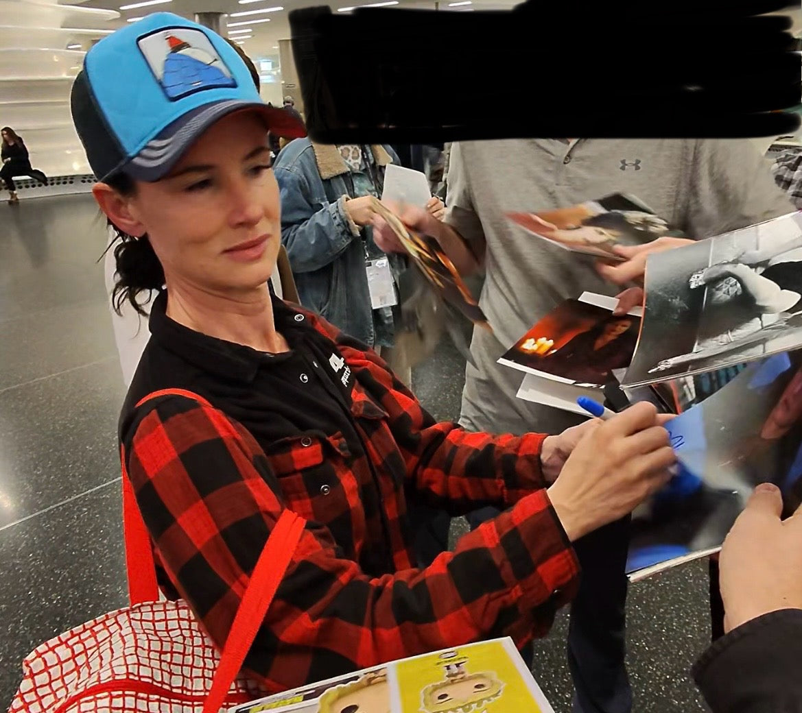JULIETTE LEWIS SIGNED YELLOWJACKETS 10X8 PHOTO (2)