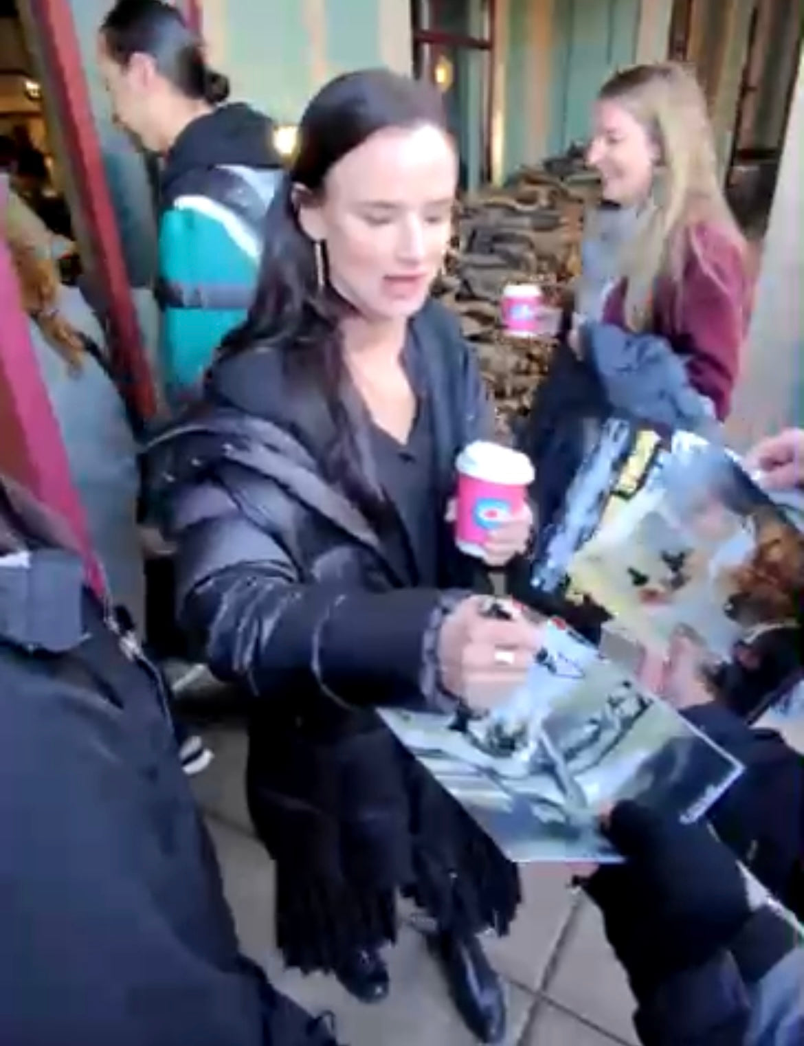 JULIETTE LEWIS SIGNED KALIFORNIA 10X8 PHOTO (1)