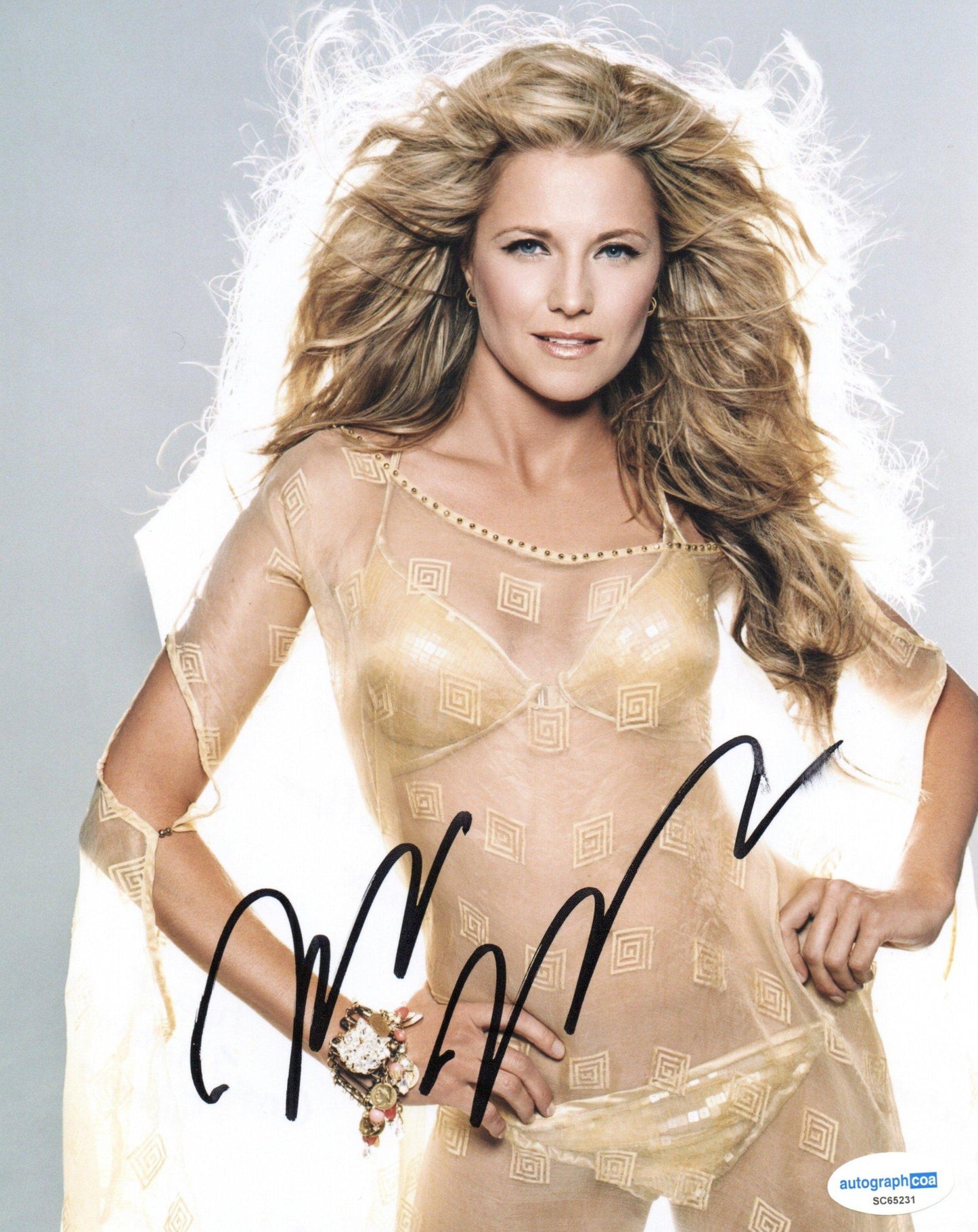 LUCY LAWLESS SIGNED SEXY 10X8 PHOTO (2) ALSO ACOA