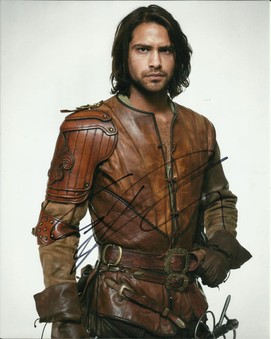 LUKE PASQUALINO SIGNED THE MUSKETEERS 8X10 PHOTO (15)