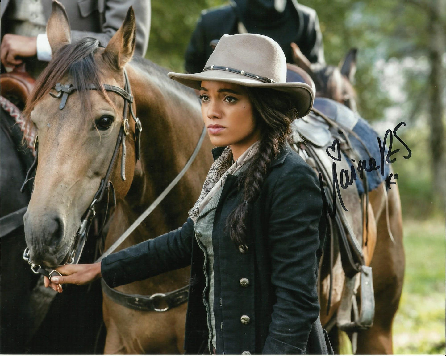 MAISIE RICHARDSON-SELLERS SIGNED LEGENDS OF TOMORROW 10X8 PHOTO (2)