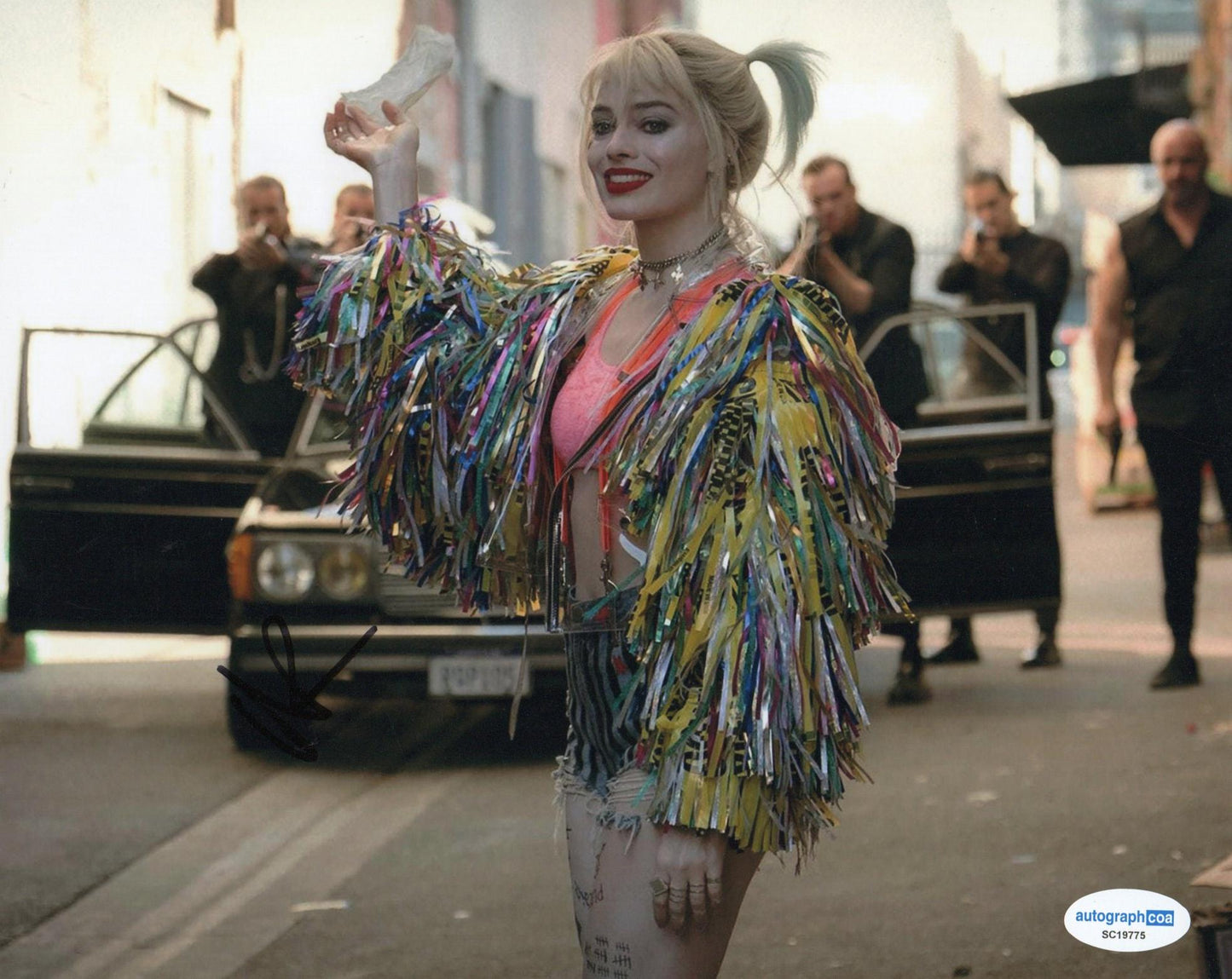 MARGOT ROBBIE SIGNED SEXY HARLEY QUINN 10X8 PHOTO (1) ALSO ACOA CERTIFIED