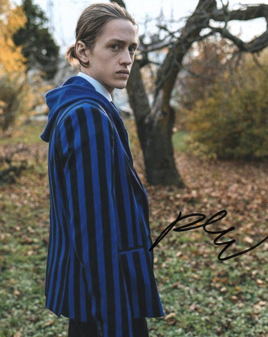 PERRY HYNES WHITE SIGNED WEDNESDAY 8X10 PHOTO (3)