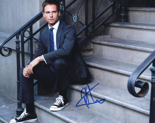 PATRICK J ADAMS SIGNED SUITS 8X10 PHOTO (1)