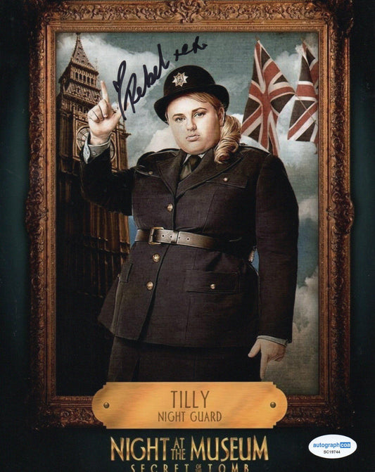 REBEL WILSON SIGNED NIGHT AT THE MUSEUM 10X8 PHOTO (1) ALSO ACOA