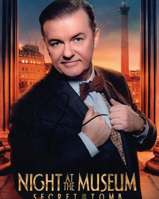 RICKY GERVAIS SIGNED NIGHT AT THE MUSEUM 8X10 PHOTO