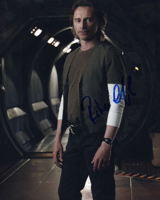 ROBERT CARLYLE SIGNED SGU STARGATE 8X10 PHOTO (1)