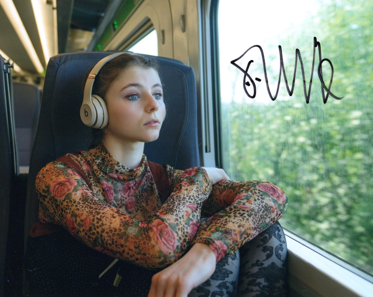 THOMASIN MCKENZIE SIGNED LAST NIGHT IN SOHO 10X8 PHOTO