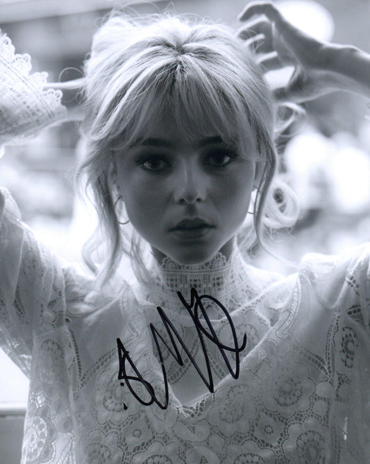 THOMASIN MCKENZIE SIGNED SEXY 10X8 PHOTO (1)