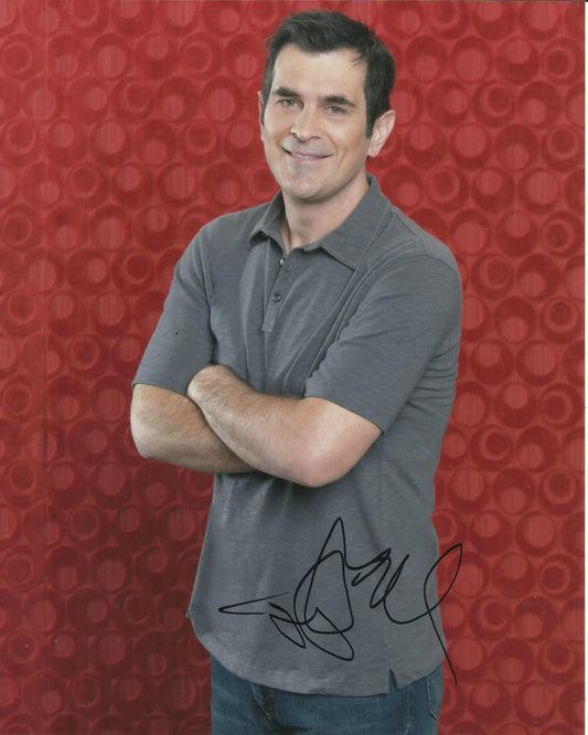 TY BURRELL SIGNED MODERN FAMILY 8X10 PHOTO (3)