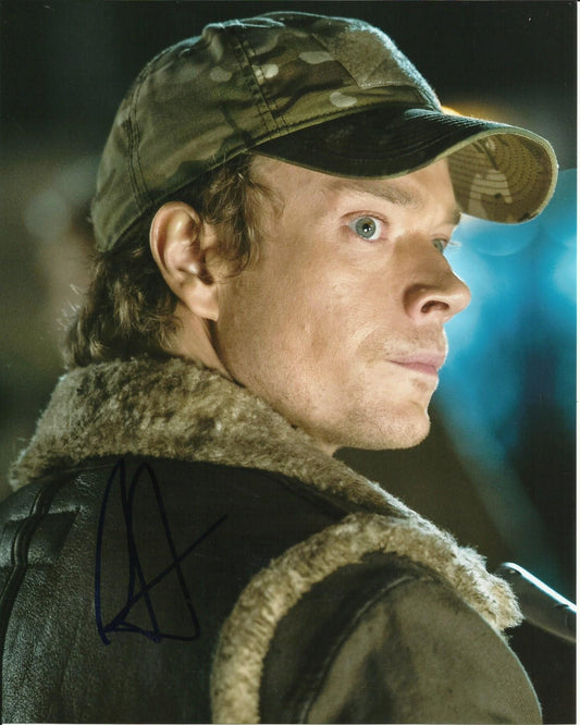 ALFIE ALLEN SIGNED THE PREDATOR 8X10 PHOTO