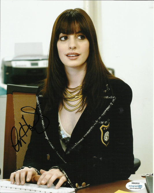 ANNE HATHAWAY SIGNED THE DEVIL WEARS PRADA 10X8 PHOTO (1) ALSO ACOA