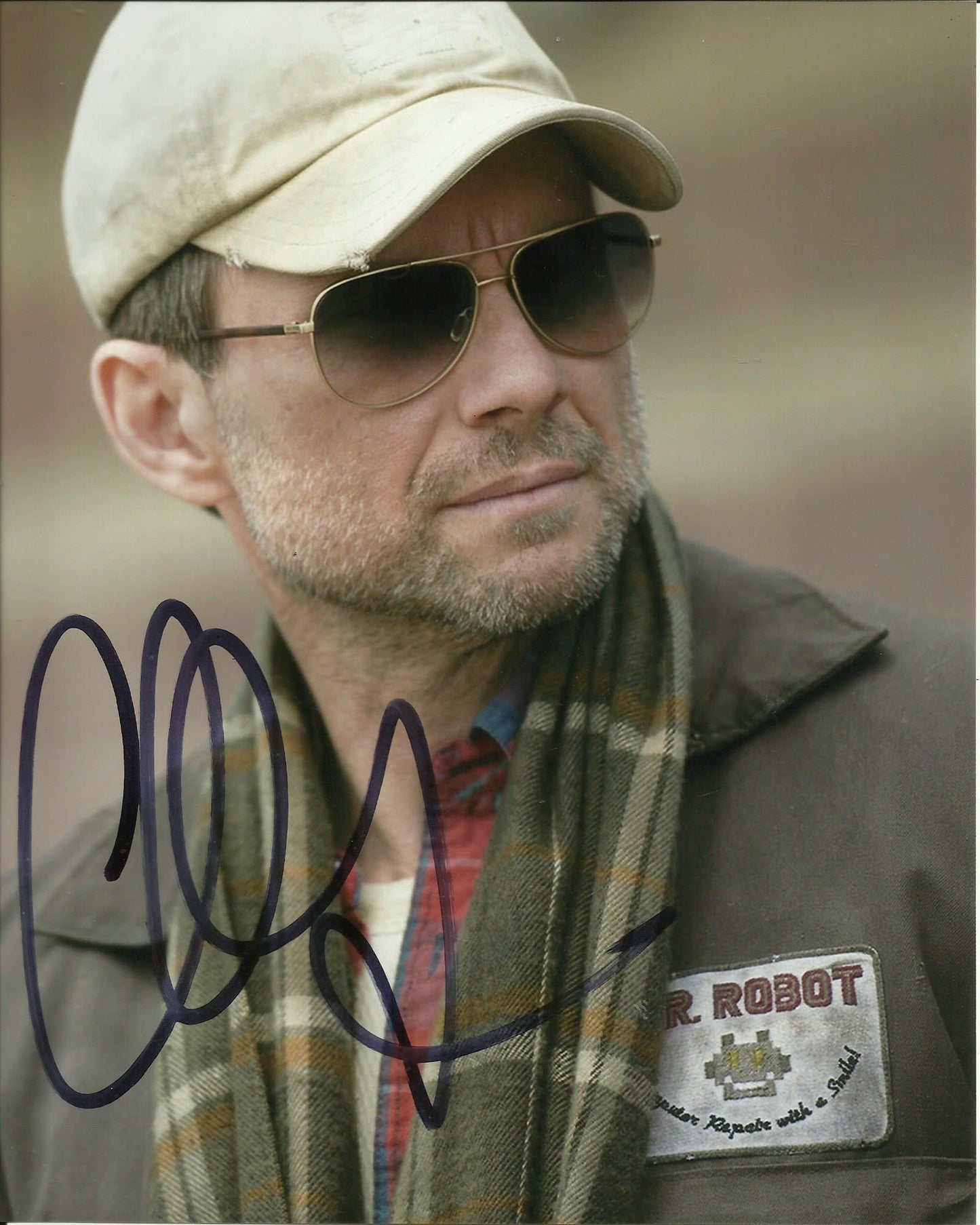 CHRISTIAN SLATER SIGNED MR ROBOT 8X10 PHOTO (2)
