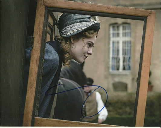ELLE FANNING  SIGNED MARY SHELLEY 10X8 PHOTO (1)